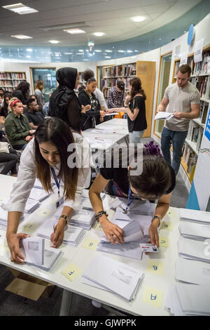 Londres, Royaume-Uni. 18 août, 2016. Les élèves recueillent un niveau résultats à Westminster Kingsway College, Kings Cross centre campus Crédit : Guy Josse/Alamy Live News Banque D'Images