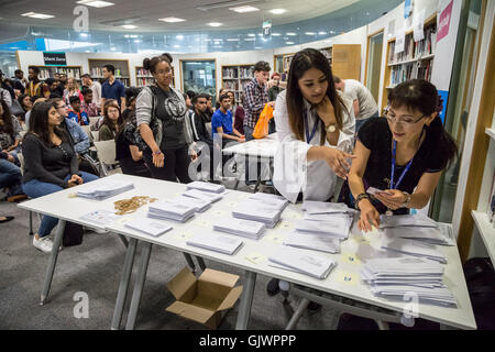 Londres, Royaume-Uni. 18 août, 2016. Les élèves recueillent un niveau résultats à Westminster Kingsway College, Kings Cross centre campus Crédit : Guy Josse/Alamy Live News Banque D'Images