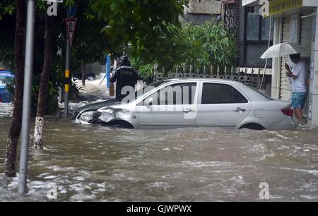 Haikou, province de Hainan en Chine. Août 18, 2016. Les voitures sont inondés par l'eau à Haikou, capitale de la province de Hainan en Chine du sud, le 18 août 2016. Hainan a été touchés par le typhon "ianmu', la huitième de la saison, avec de nombreuses régions salutation des fortes pluies. Credit : Guo Cheng/Xinhua/Alamy Live News Banque D'Images