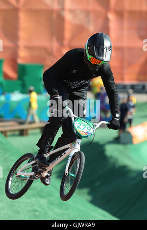 Rio de Janeiro, Brésil. Août 17, 2016. La compétition de BMX mens. Trent Jones (NZL) © Plus Sport Action/Alamy Live News Banque D'Images