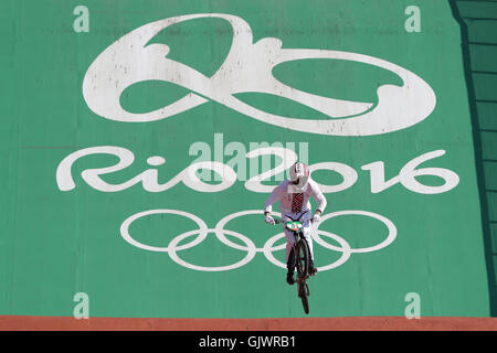 Rio de Janeiro, Brésil. Août 17, 2016. La compétition de BMX mens. Maris Strombergs (LAT) © Plus Sport Action/Alamy Live News Banque D'Images