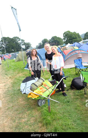 Green Man Festival au Pays de Galles, Royaume-Uni, août 2016. Les arrivées anticipées pour les quatre jours du festival de musique et d'art situé à côté du parc national de Brecon Beacons - ces trois filles ont fait le trajet en bus de Londres directement au Festival. 25 000 fans sont dues au cours de la fin de semaine. Banque D'Images