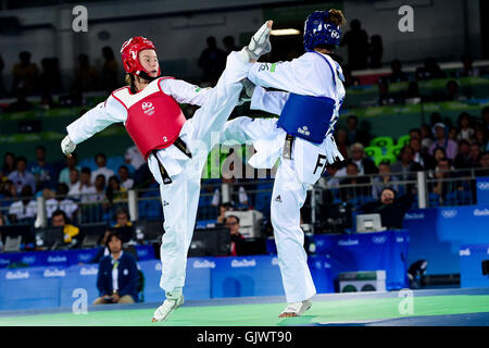 Rio de Janeiro, Brésil. Août 17, 2016. Championnats de Taekwondo olympique. Yasmina AZIEZ (Fra -bleu) versus CESURLAR Hotel Lucija (CRO - rouge) - femmes -49kg © Plus Sport Action/Alamy Live News Banque D'Images