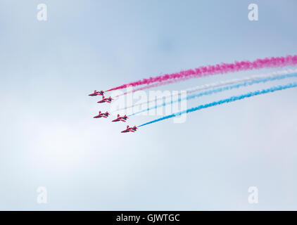 Bournemouth, Dorset, England UK. 18 août 2016. Les flèches rouges sur le jour de l'ouverture de crédit Air Festival Bournemouth : Carolyn Jenkins/Alamy Live News Banque D'Images