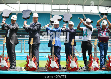 MIAMI, FLORIDE - le 17 août : Tom Garfinkel, Dan Marino, Jim Allen, Pitbull, Miami Dolphins joueurs (# 14 / Large récepteur) Jarvis Landry et Chris Osceola assister à Miami Dolphins Stadium annonce Conférence de presse pour le nouveau nom du stade Stade Hard Rock qui était autrefois Sunlife Stadium le 17 août 2016 à Miami, en Floride. Le Hard Rock et les Dolphins de Miami International signer un 18 ans stadiun droit d'attribution de contrat. Credit : MPI10 / MediaPunch Banque D'Images