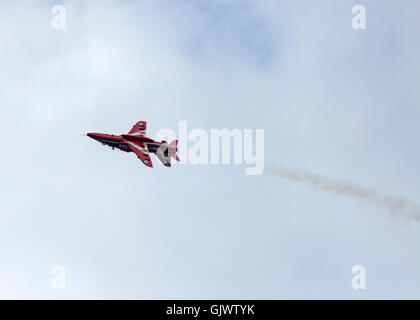 Bournemouth, Dorset, England UK. 18 août 2016. Les flèches rouges sur le jour de l'ouverture de crédit Air Festival Bournemouth : Carolyn Jenkins/Alamy Live News Banque D'Images