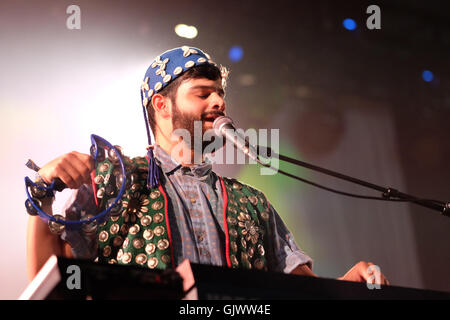 Green Man Festival, Pays de Galles - Août 2016 - L'Flamingods effectuer en direct sur le grand stade. Le groupe est un multi-pièce cinq groupe instrumental formé à Bahreïn. Banque D'Images