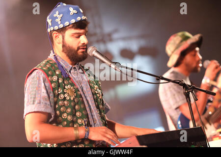 Green Man Festival, Pays de Galles - Août 2016 - L'Flamingods effectuer en direct sur le grand stade. Le groupe est un multi-pièce cinq groupe instrumental formé à Bahreïn. Banque D'Images