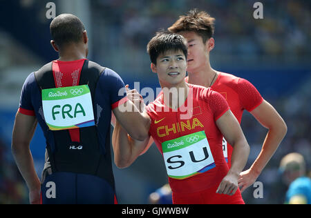 Rio de Janeiro, Brésil. Août 18, 2016. La Chine a su Bingtian (C) réagit après le men's 4x100m relais de chaleur au Jeux Olympiques de Rio 2016 à Rio de Janeiro, Brésil, le 18 août, 2016. L'équipe chinoise a avancé au final. Crédit : Li Ming/Xinhua/Alamy Live News Banque D'Images