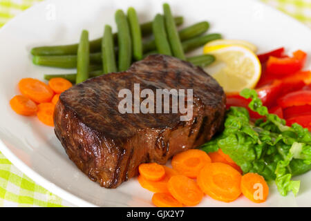 Pavé de rumsteak rôti de boeuf au poivre,carotte,sa Banque D'Images