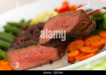 Pavé de rumsteak rôti de boeuf au poivre,carotte Banque D'Images