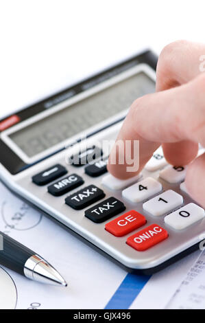 Les doigts d'impôt Calculatrice Banque D'Images