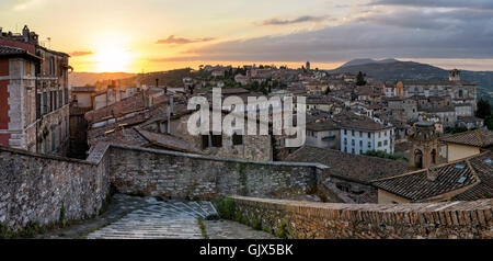 Pérouse panorama à partir de la Porta seul au coucher du soleil Banque D'Images