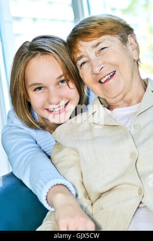 Grand-mère granddaughter hugging Banque D'Images