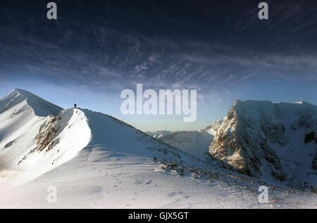 Les alpinistes au Ben Nevis en hiver la neige, sur le Carn Mor Dearg arete ridge. Banque D'Images