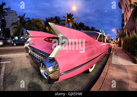 Une Cadillac rose classique Banque D'Images