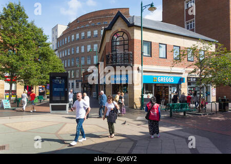 Gilkes Street et le capitaine Cook Middlesbrough carrés sur un matin d'été Banque D'Images