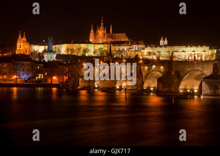 Le pont Charles et le château de Prague Banque D'Images