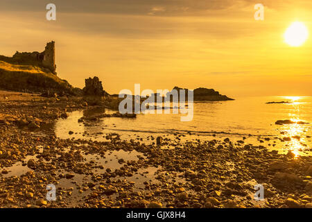 Coucher de soleil au château de Dunure, Ayrshire, Scotland, UK Banque D'Images