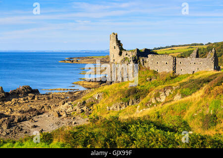 Dunure château donnant sur te Firth of Clyde, Ayrshire, Scotland < UK Banque D'Images