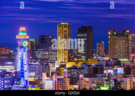 OSAKA, JAPON - 17 août 2015 : tour Tsūtenkaku dans le district d'Osaka Shinsekai. Banque D'Images