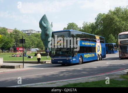 Un Megabus Van Hool TD 927 Astromega sur sa façon de Newcastle passe l'eau encore sculpture à Marble Arch Banque D'Images