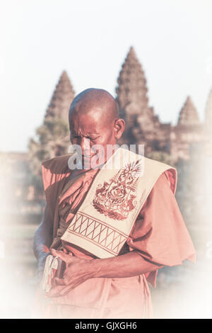 Angkor Wat, au Cambodge - Août 2007 : Un moine en prière devant Angkor Wat, au Cambodge Banque D'Images