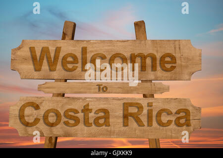 Bienvenue au Costa Rica chanter sur fond de bois Banque D'Images