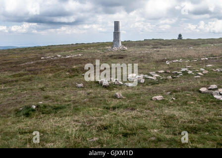 Kralicky Sneznik (Snieznik) sommet de colline avec mountain meadow, pierres et ancienne frontière stone in Polish - frontières tchèque Banque D'Images
