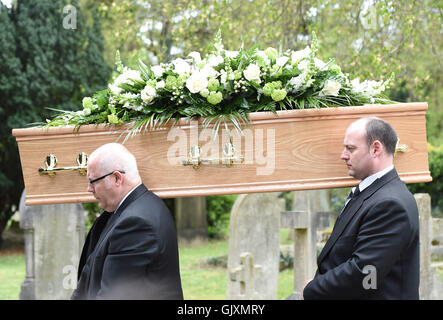 Les funérailles de Ronnie Corbett, à l'église paroissiale de Saint Jean l'Évangéliste à Shirley, Croydon dispose d''atmosphère où : London, Royaume-Uni Quand : 18 Avr 2016 Banque D'Images