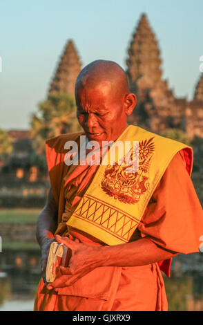 Angkor Wat, au Cambodge - Août 2007 : Un moine en prière devant Angkor Wat, au Cambodge Banque D'Images