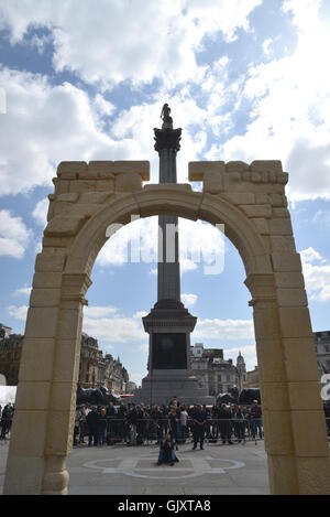 De 15 mètres de haut une réplique de l'Arc de Triomphe est érigée à Trafalgar Square pour coïncider avec la Semaine du patrimoine mondial de l'UNESCO. La structure, créée avec une imprimante 3D, est le projet de l'Institut d'archéologie numérique. L'écran d'origine, dans la ville Banque D'Images