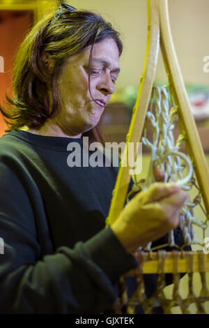 Shingleton, Michigan - Julie Holmes strings raquettes à l'usine d'Iverson. Banque D'Images