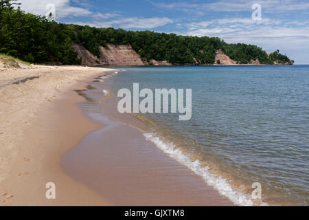 Munising, Michigan - La plage du nord à distance sur Grand Island de Grand Island National Recreation Area. Banque D'Images