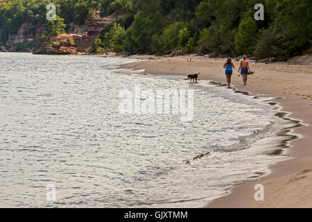 Munising, Michigan - La plage du nord à distance sur Grand Island de Grand Island National Recreation Area. Banque D'Images