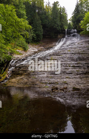 Sundell, Michigan - Laughing Whitefish Falls, qui chute de 100 pieds sur un escarpement calcaire. Banque D'Images