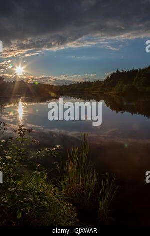 Wetmore, Michigan - coucher de soleil sur l'étang de Cox dans la péninsule supérieure du Michigan. Banque D'Images