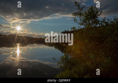 Wetmore, Michigan - coucher de soleil sur l'étang de Cox dans la péninsule supérieure du Michigan. Banque D'Images