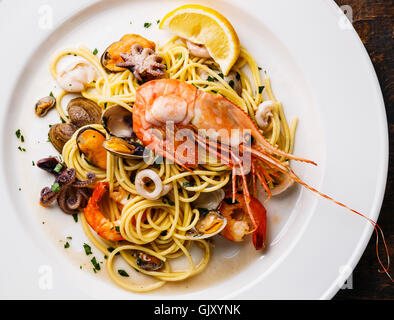 Pâtes aux fruits de mer Spaghetti aux palourdes, les Crevettes cocktail de fruits de mer, Close up Banque D'Images