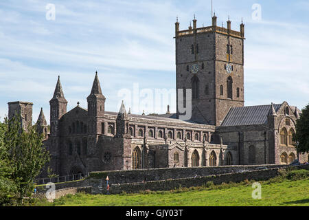 La Cathédrale St Davids, Pembrokeshire, Pays de Galles. St Davids est la plus petite ville. La cathédrale remonte à l'époque normande. Banque D'Images