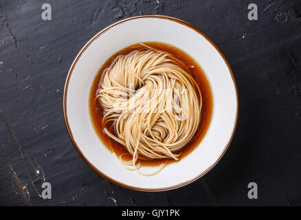 Asian nouilles Ramen au bouillon dans un bol sur fond sombre Banque D'Images
