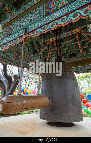 Poutre en bois et une Bonshō (un bouddhiste bell, bell suspendus ou grand bell) à Bell Pavilion à Gilsangsa Temple à Séoul, Corée du Sud. Banque D'Images