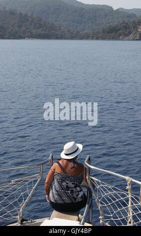 Une dame anglaise tout en reposant sur un voyage en bateau Banque D'Images