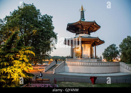 La pagode bouddhiste de la paix à Battersea Park nuit London UK Banque D'Images