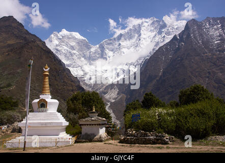 Au stupa bouddhiste Tengboche (3860 mètres) sur la route de trekking au camp de base de l'Everest dans l'Himalaya du Népal Banque D'Images