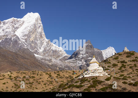 Haut stupa bouddhiste de l'himalaya autour de Dingboche (4410 mètres) sur la route de trekking au camp de base de l'Everest, au Népal Banque D'Images