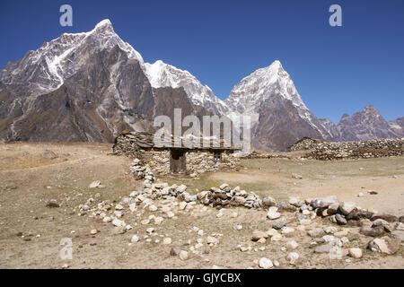 Refuge de montagne dans les hautes montagnes de l'Himalaya autour de Dingboche (4410 mètres) sur la route de trekking au camp de base de l'Everest, au Népal Banque D'Images