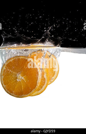 Les tranches d'orange dans l'eau Banque D'Images
