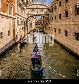 Gondoles se dirigeant vers le Pont des Soupirs. Venise, Italie. Banque D'Images