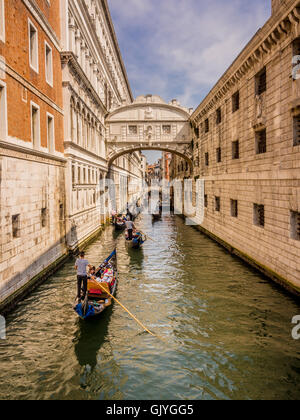Gondoles passant sous le pont des soupirs. Venise, Italie. Banque D'Images